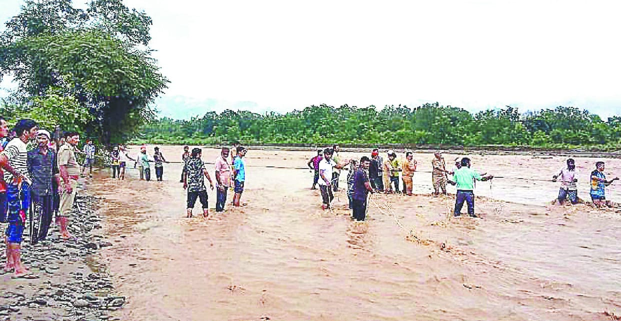 19 laborers stranded between the booming river, rescued by rescue team