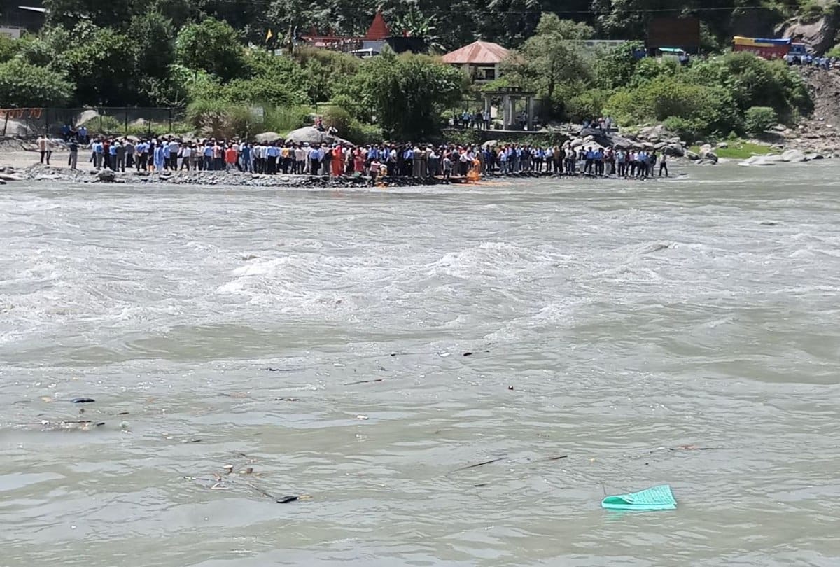 garbage and dirt in Ravi river chamba during