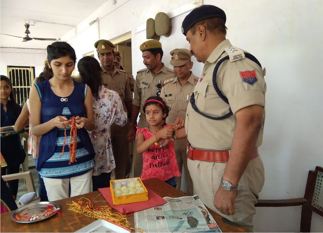 poolice afsar ko rakhi bandh liya surksha ka vachan