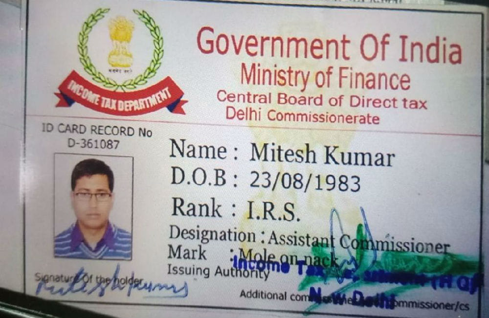 fake IAS and IRS arrested by agra police