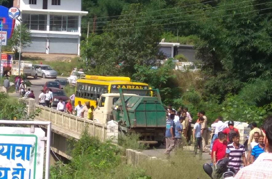 सुजानपुर-हमीरपुर रोड पर बस और डंपर की टक्कर