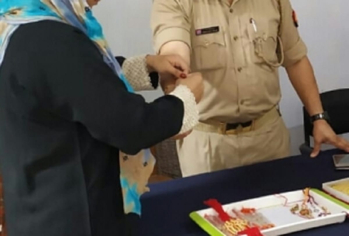 Deobandi Ulema said It is illegal to tie rakhi by Muslim women