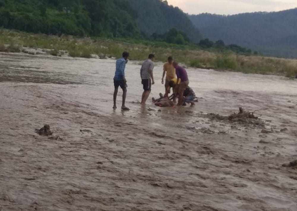 car flows in rain gutter at ramnagar many people dead