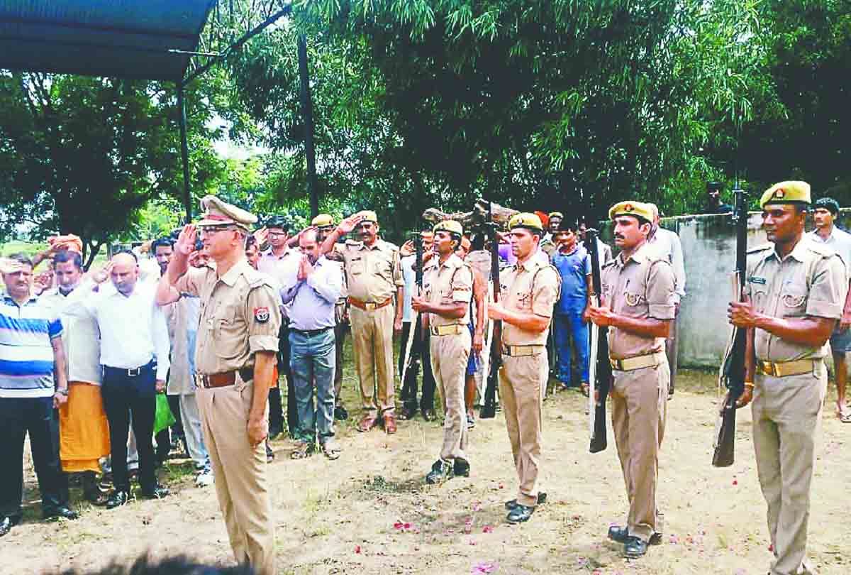 गार्ड ऑफ ऑनर देते जवान