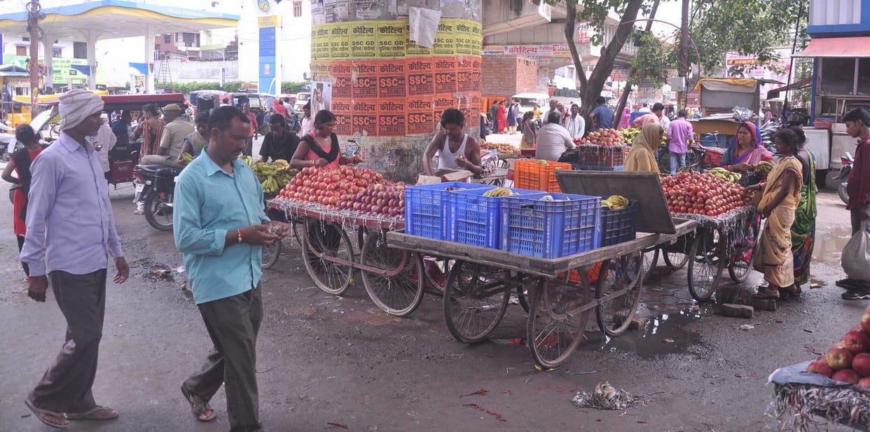 अतिक्रमण की जद में सड़कें, दिनभर लगता है जाम