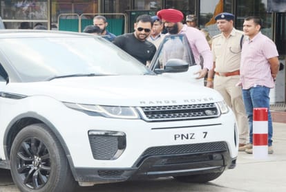 Mahendra Singh Dhoni reached Shimla with Daughter and wife