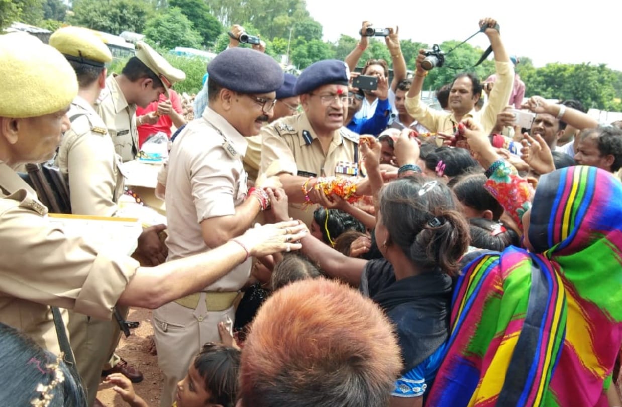 Pics: Sisters tied rakhi to police officers with a promise of their safty
