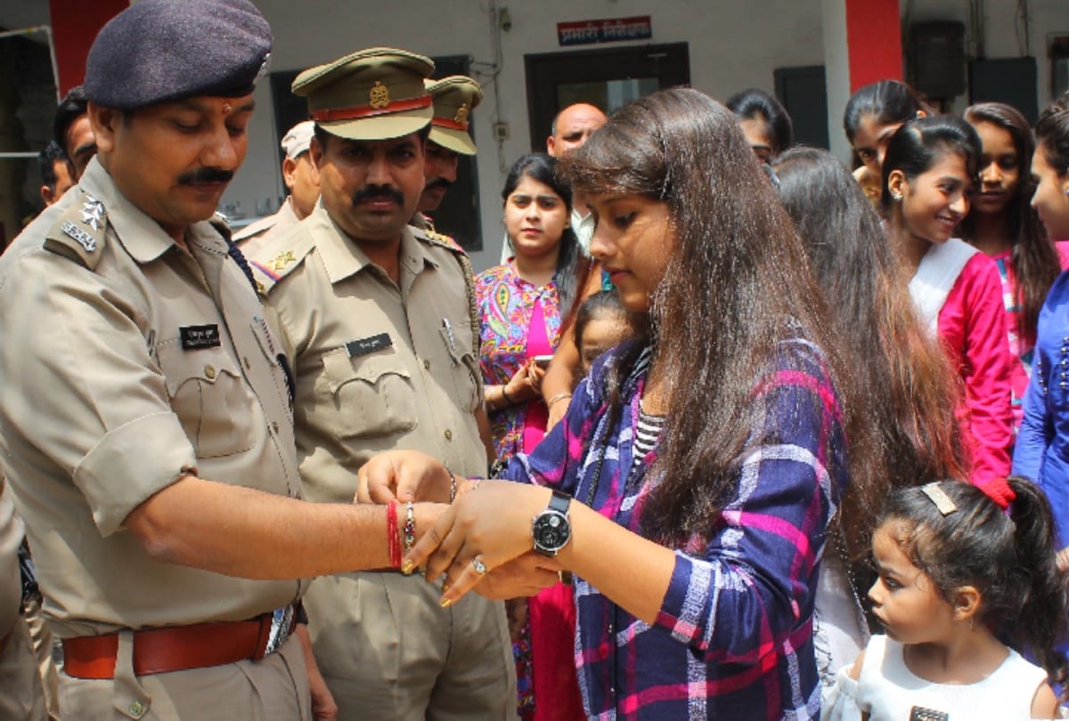 Pics: Sisters tied rakhi to police officers with a promise of their safty