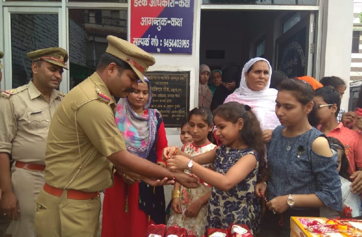 Pics: Sisters tied rakhi to police officers with a promise of their safty