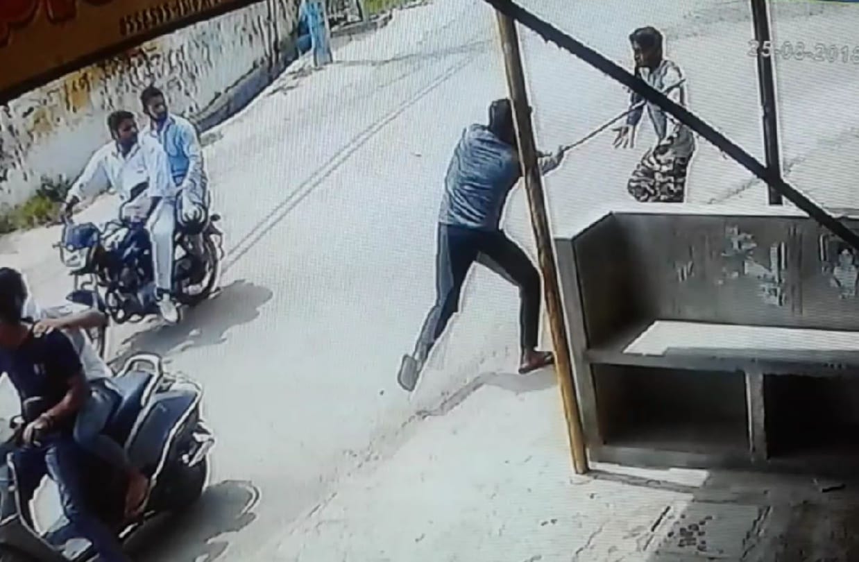 UP: Restaurent owner attacked by criminals in meerut captured in the CCTV video