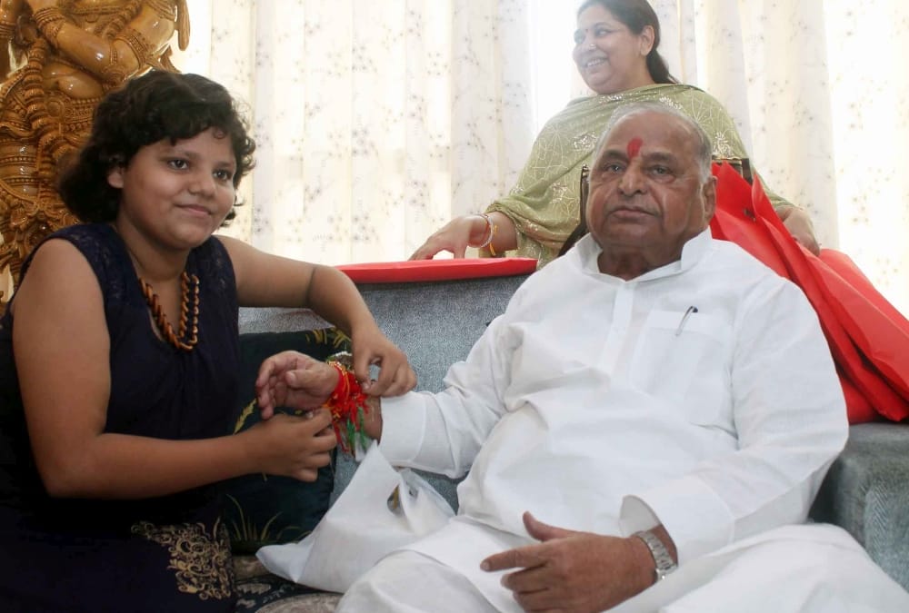 mulayam singh yadav family celebrates rakshabandhan.