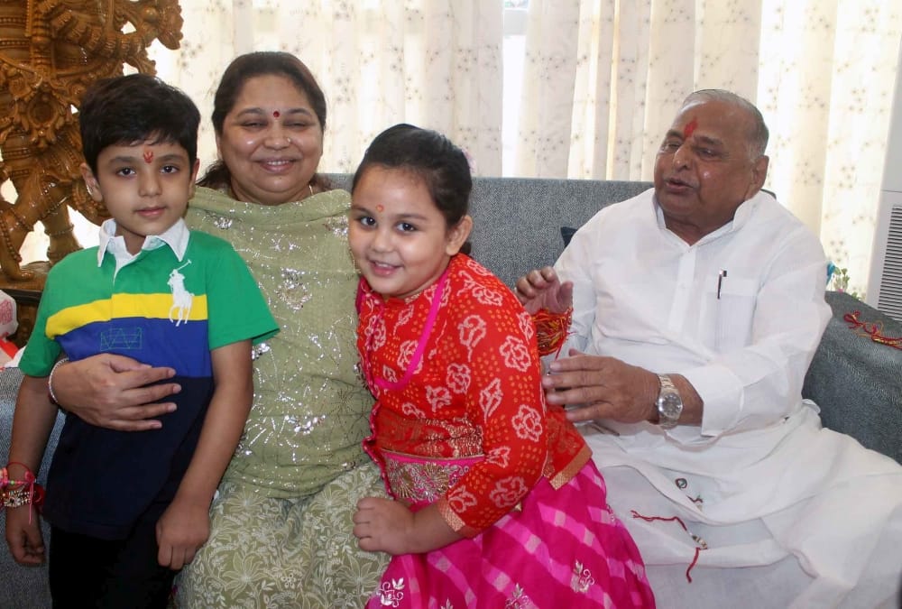 mulayam singh yadav family celebrates rakshabandhan.