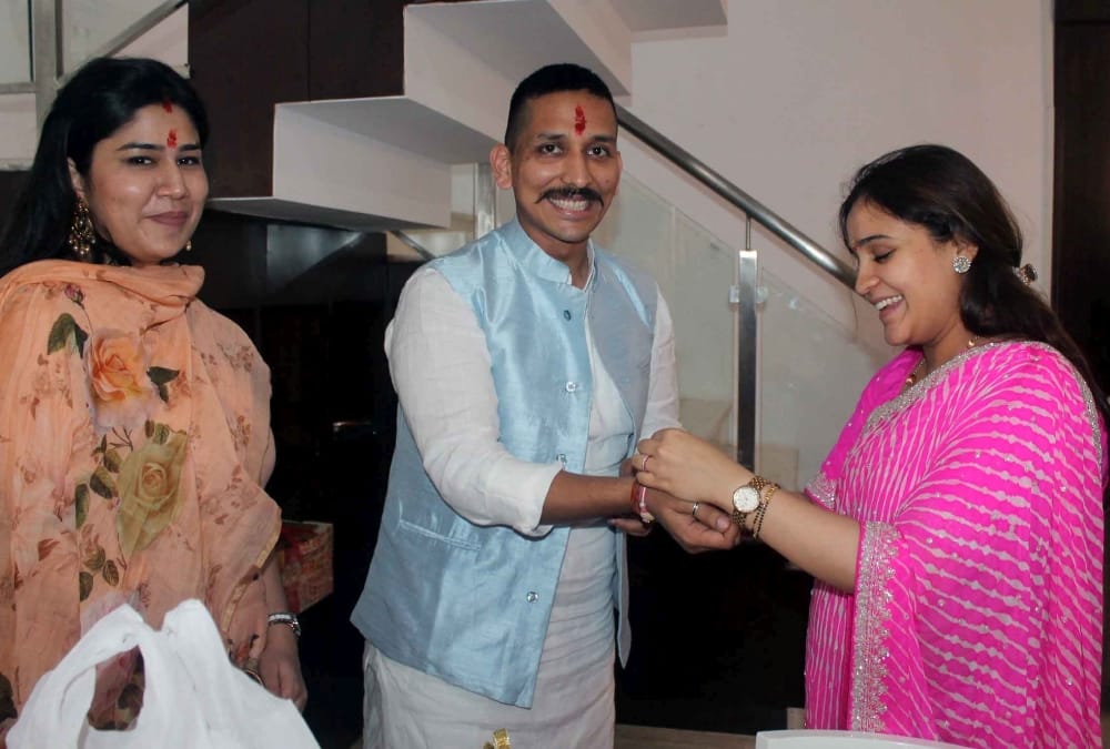 mulayam singh yadav family celebrates rakshabandhan.