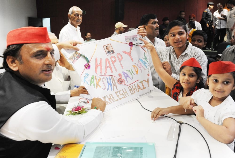 mulayam singh yadav family celebrates rakshabandhan.