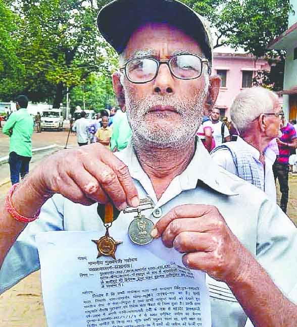 सीएम को वीरता पुरस्कार लौटाने पहुंचा रिटायर्ड फौजी