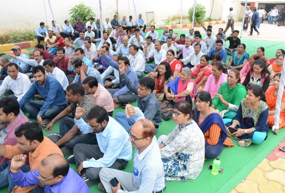 शिक्षक, कर्मचारी और अधिकारी करेंगे कार्य बहिष्कार