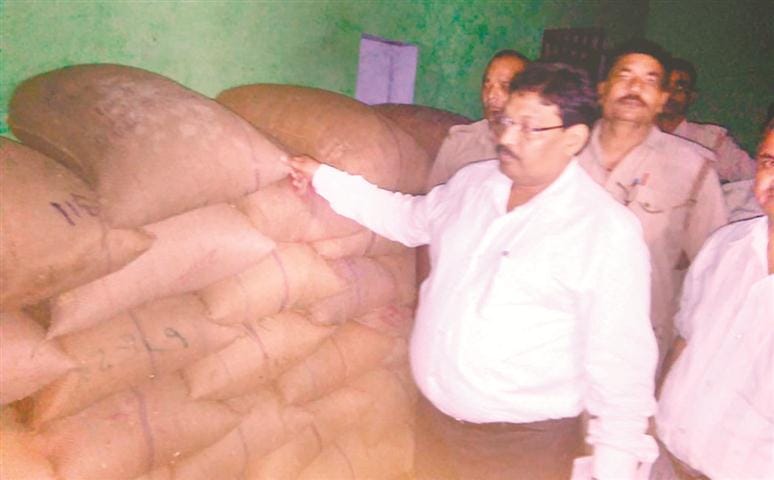 raashan khurdaburd karane mein daata oparetar ko jel, chaar pharaar