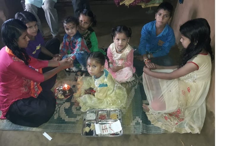 Sisters wishing to be tied in their wrists, long life