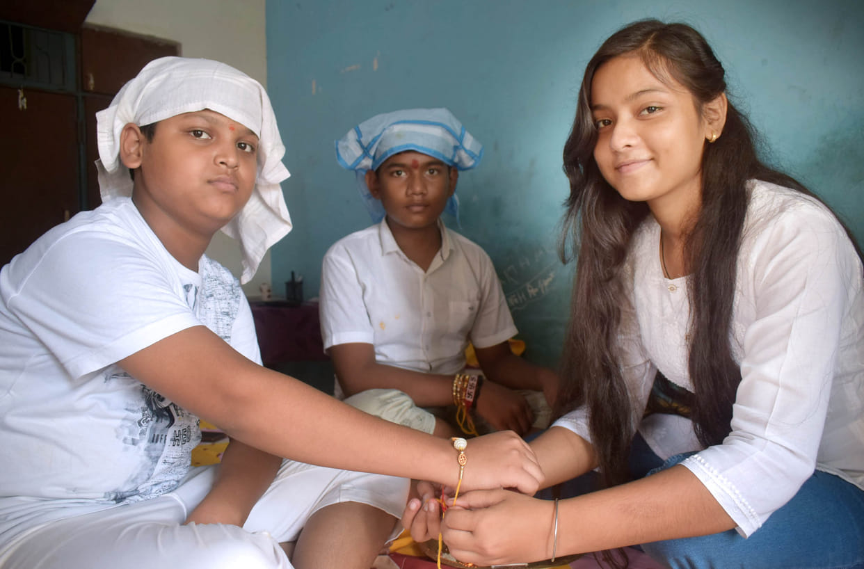 बहनों ने भाइयों की कलाई पर राखी बांधकर लिया सुरक्षा का बचन