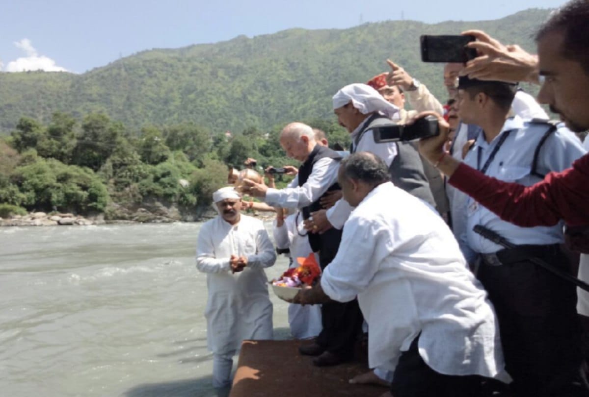 mortal remains of atal bihari vajpayee immersed in the Ravi river at Chamba