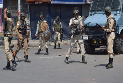 scrapping of article 35A many palaces protest in srinagar, Stone Pelting, market closed