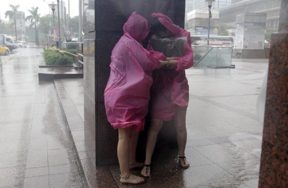 Women to this country are not like to Getting wet in the rain