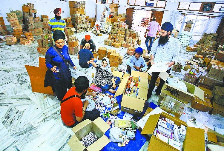 Khalsa Ad Volunteers Helping Kerala Flood Victims