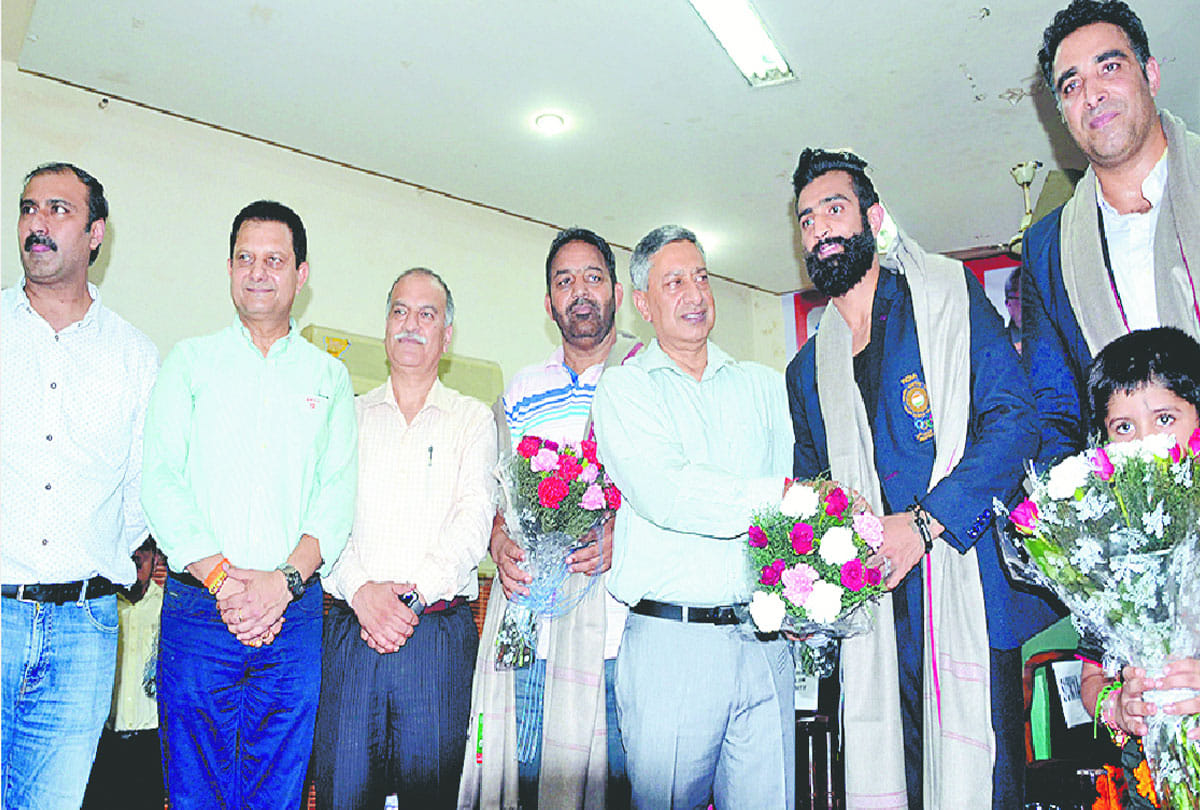 asian games bronze winner in wushu surya bhanu pratap welcomed at jammu by people