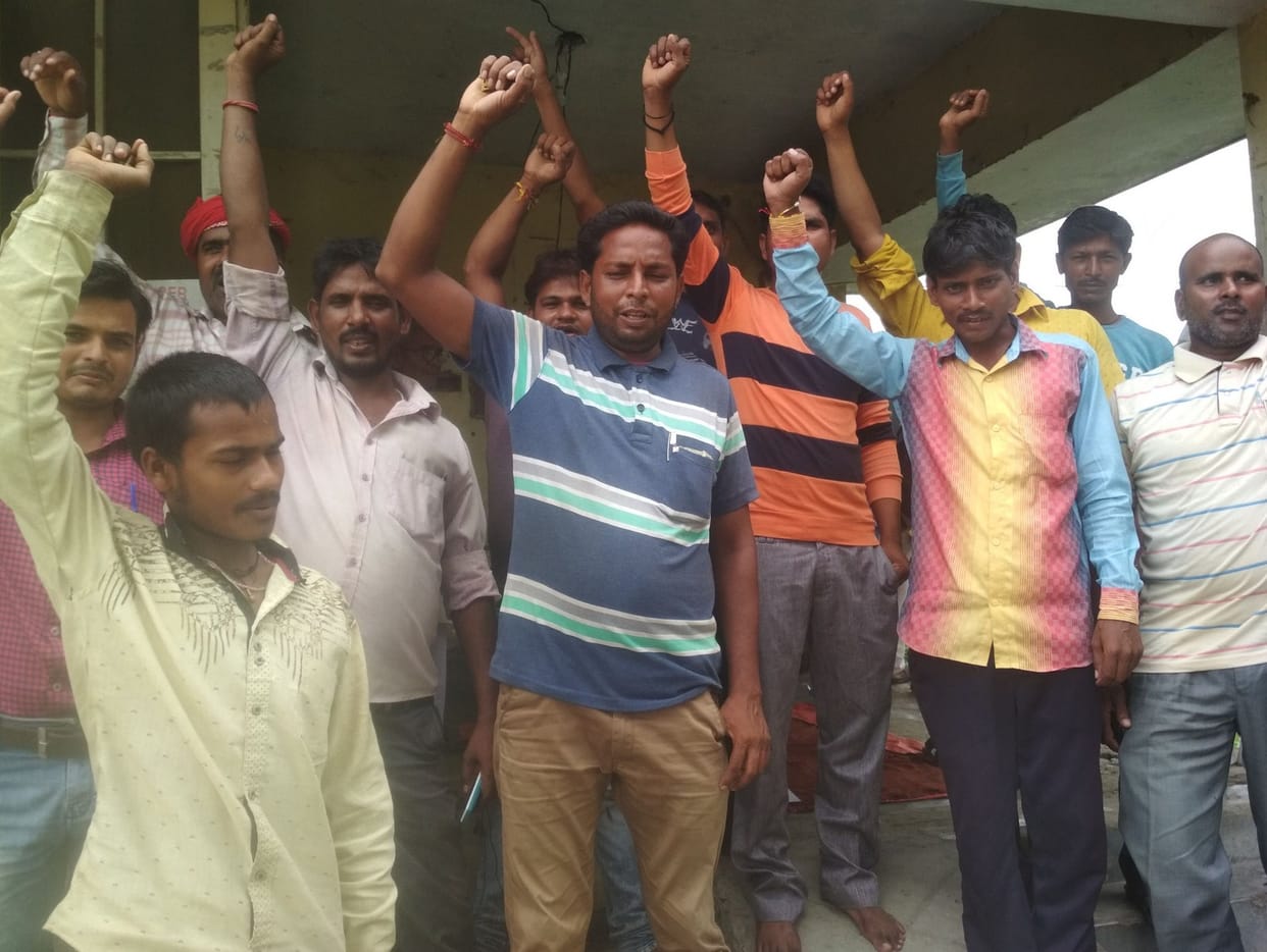 विद्युत उपकेंद्र पर संविदा कर्मियों ने जड़ा ताला