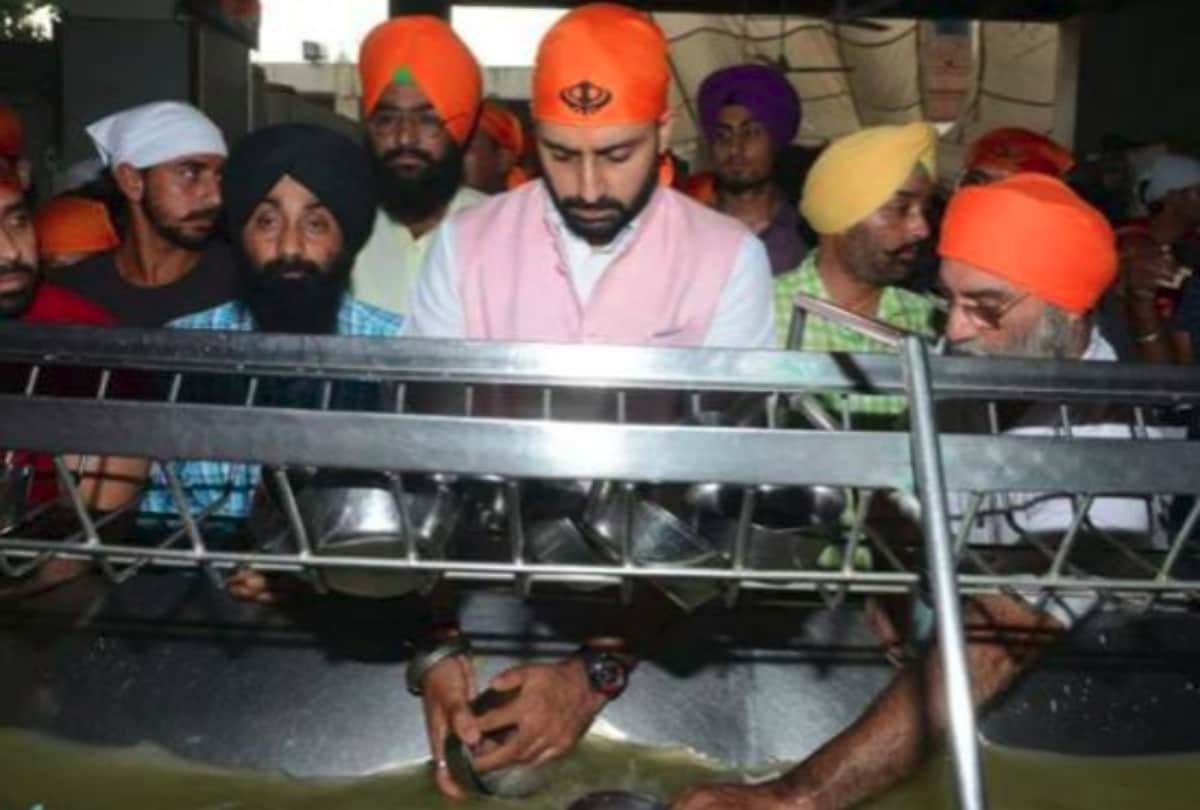 before Manmarziyaan release Abhishek Bachchan reached Golden Temple for worship