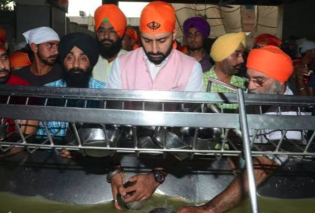 before Manmarziyaan release Abhishek Bachchan reached Golden Temple for worship