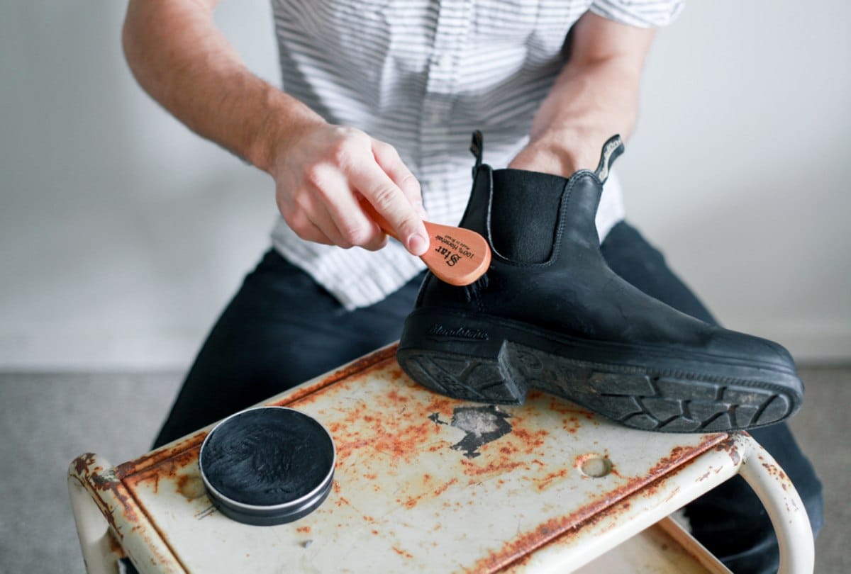 Man who is polishing shoes earns eighteen lakh