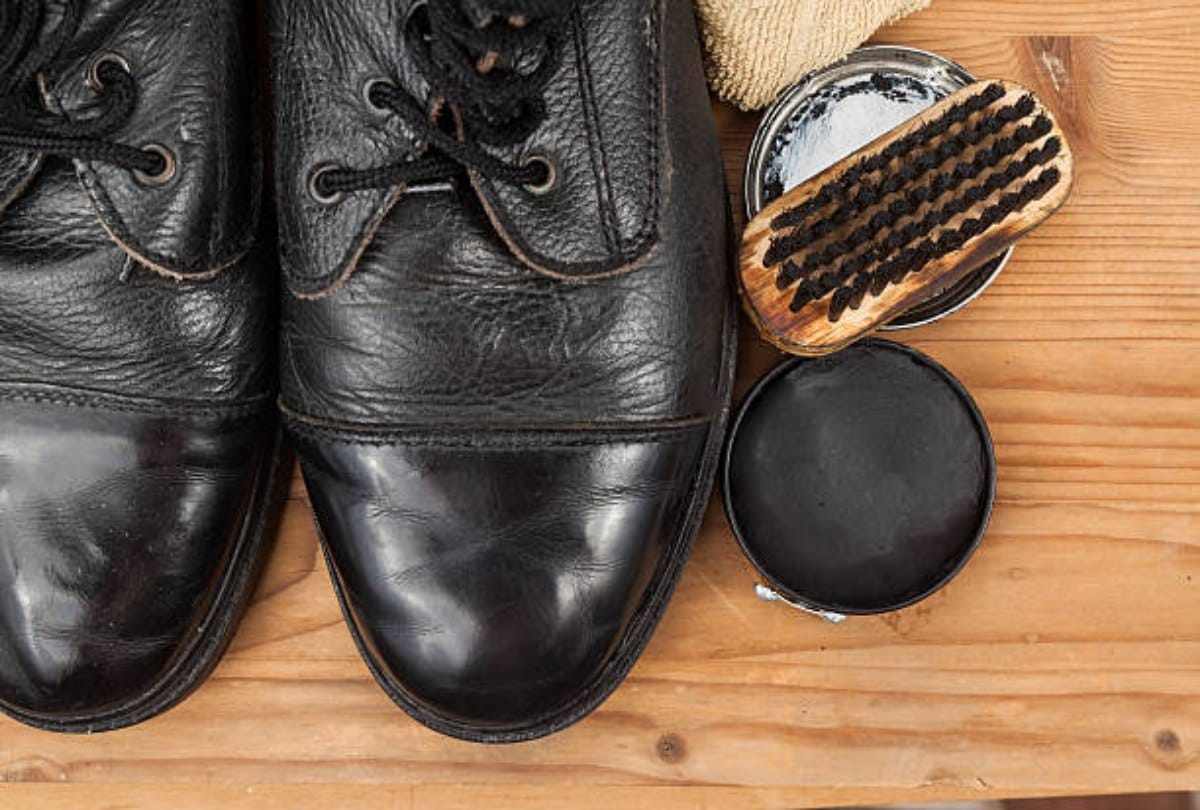 Man who is polishing shoes earns eighteen lakh