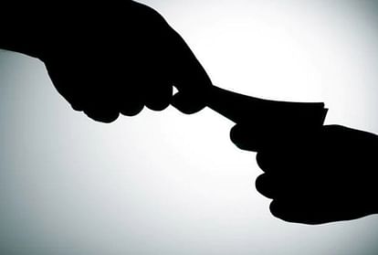 Both employees caught red handed while taking bribe of Rs 5000, suspended