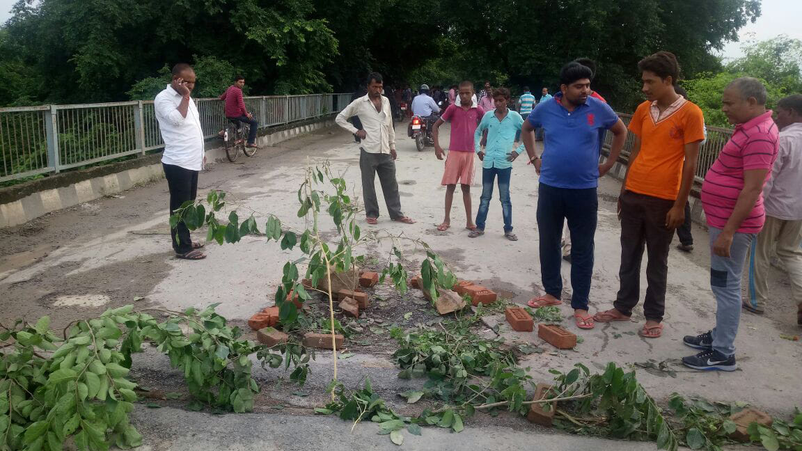 सई नदी पर बना पुल क्षतिग्रस्त, आवागमन बाधित