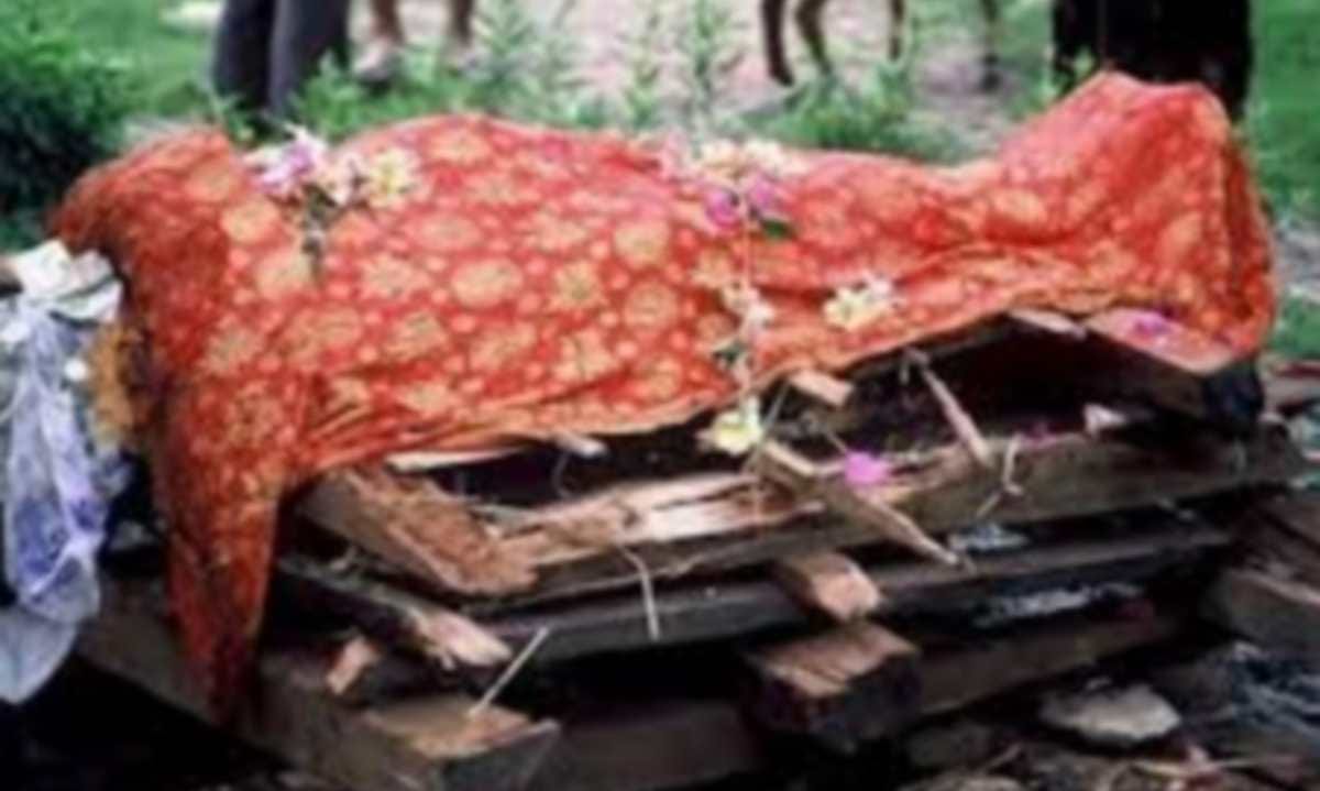 Police raised women dead body from pyre in varanasi