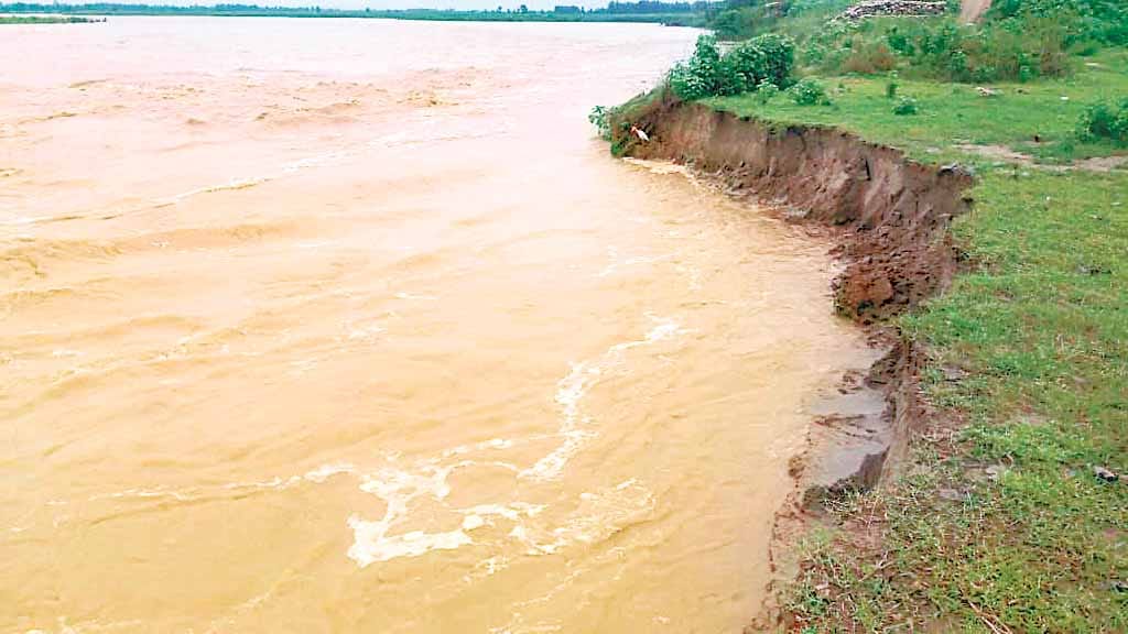 मूसलाधार बारिश के बाद अब रावी नदी ने दिखाया रौद्र रूप