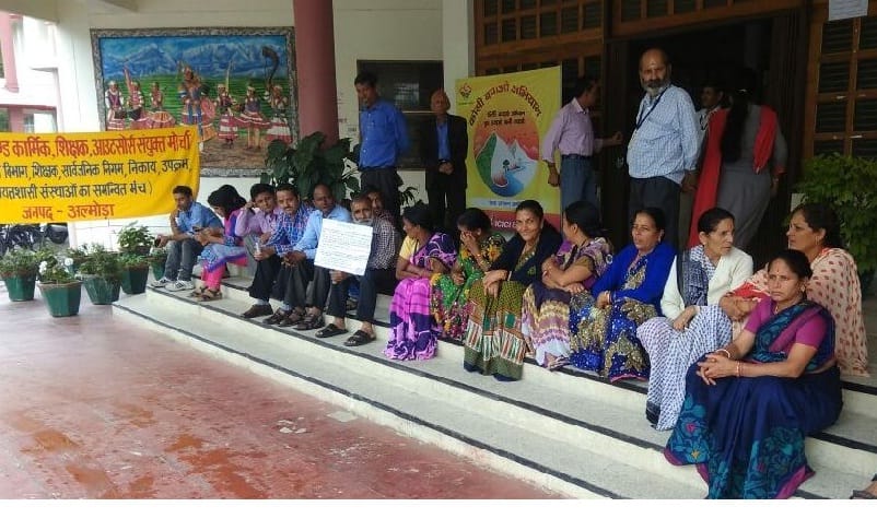 4th class workers start work on boycott demand