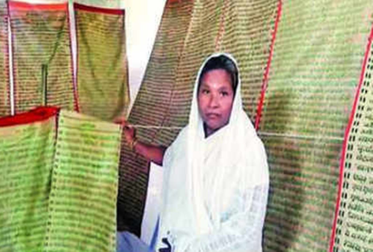 Assam: 62 year old woman weaved the entire Bhagavad Gita on Silk Cloth