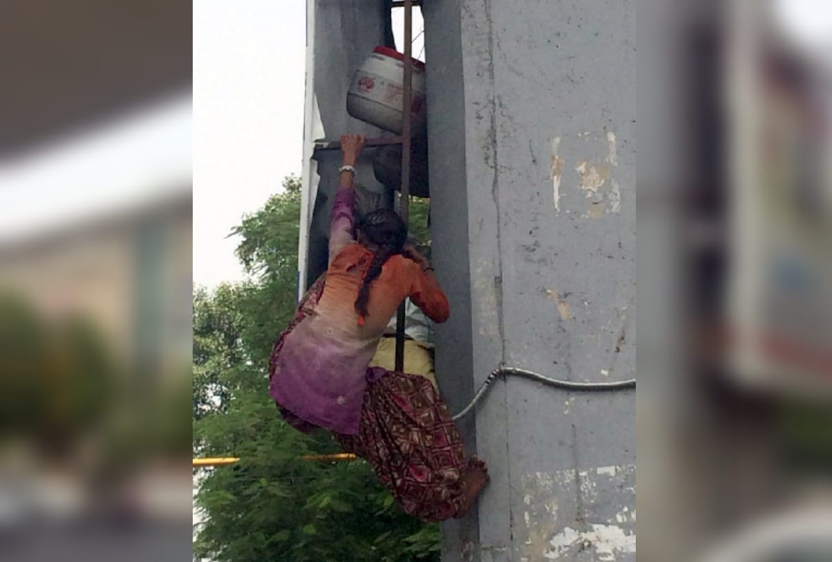 poor people in delhi forced to live behind hoardings on metro pillars see photos