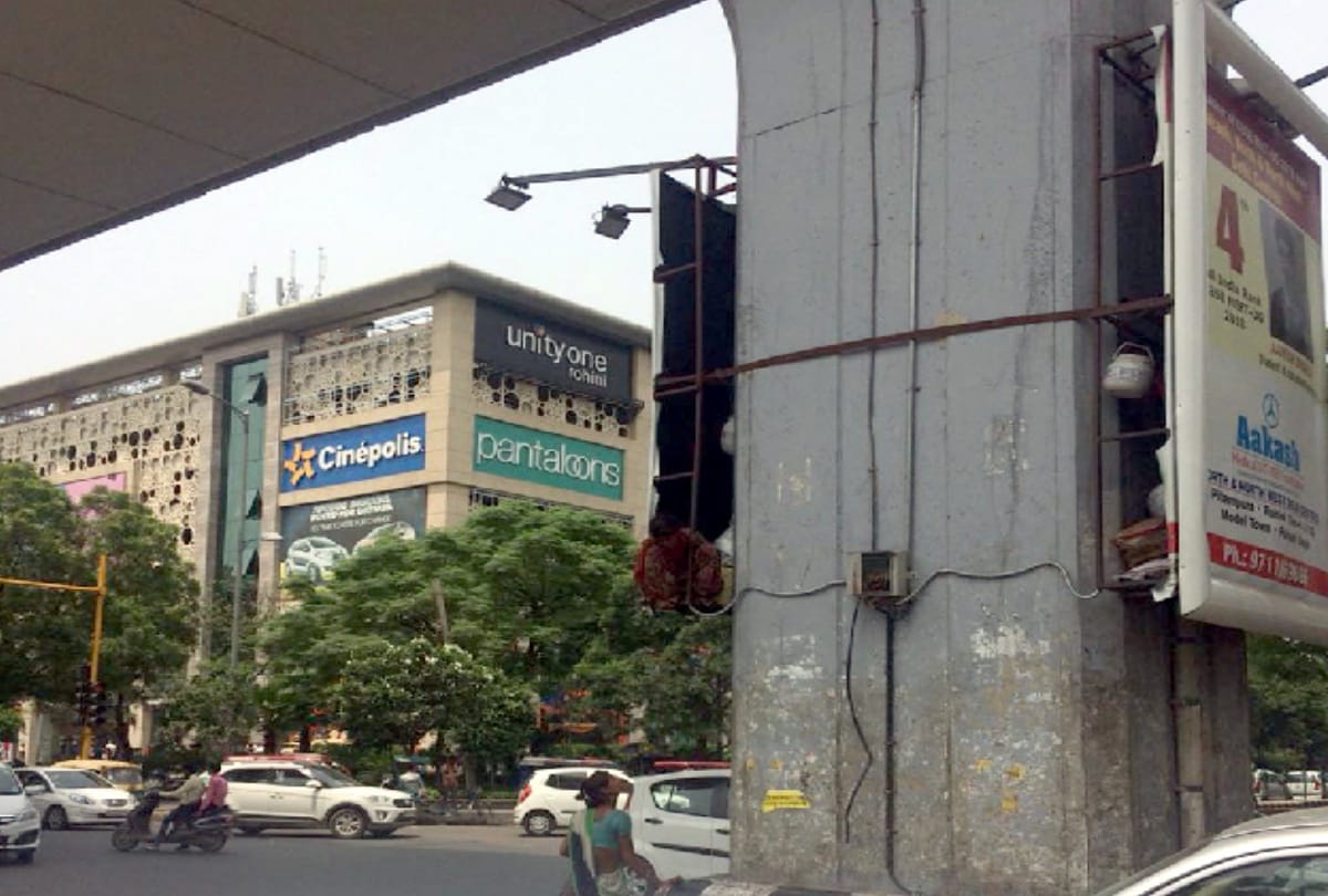 poor people in delhi forced to live behind hoardings on metro pillars see photos
