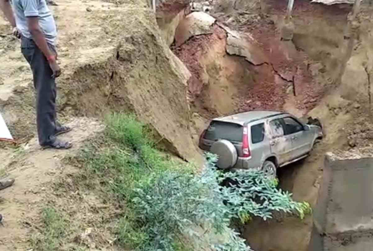 report on damage service road of agra lucknow express way during rain