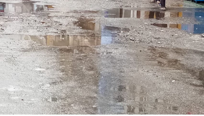 Fill the potholes, dirty water on the maulode