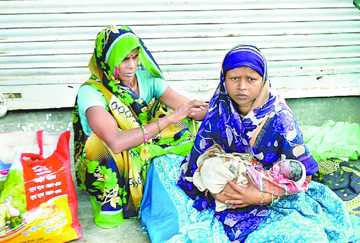 lady gave birth to a child on the roadside