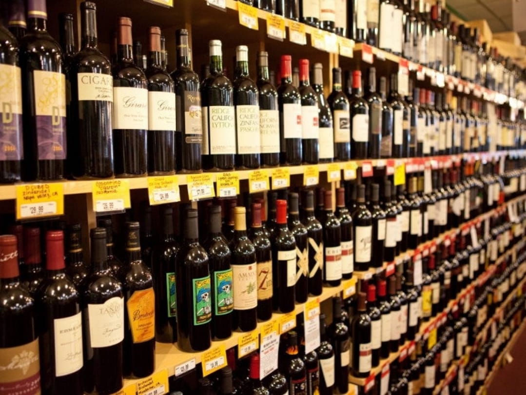 fake excise inspector rade in liquor shop in lucknow
