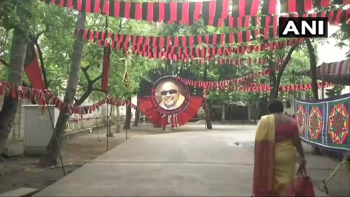 DMK new president MK Stalin, Karunanidhi was the only crown from 49 years