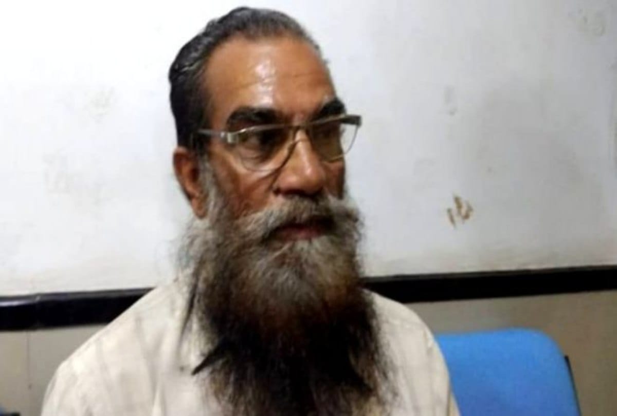 Collector send jail to a man who is talking in loud voice with him
