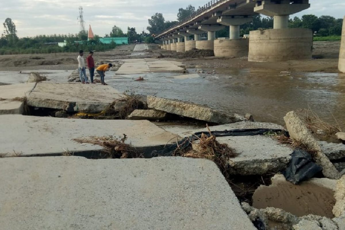 Pics: Ganga water level increasing in western UP, the ,heavy floods threat to many villages
