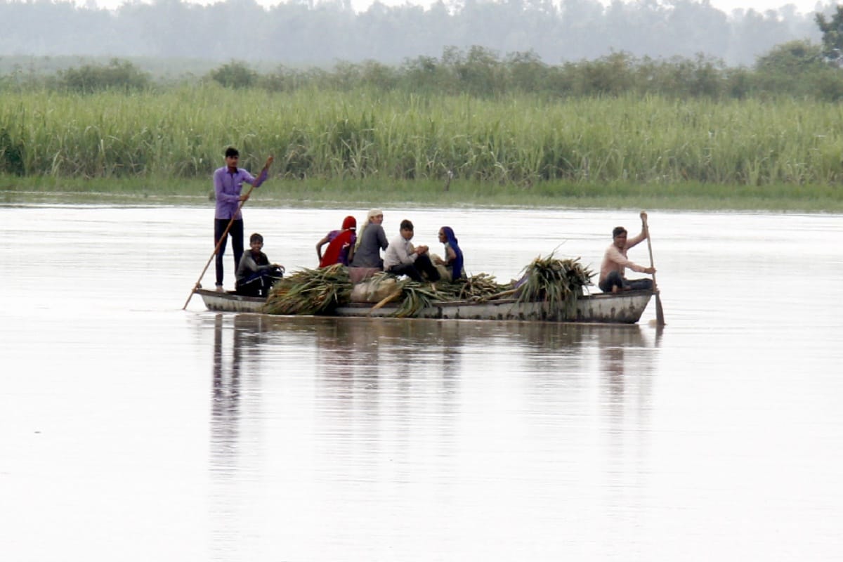 Pics: Ganga water level increasing in western UP, the ,heavy floods threat to many villages