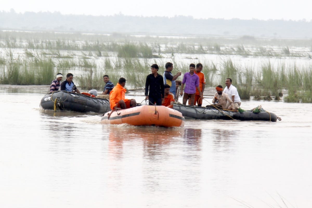 Pics: Ganga water level increasing in western UP, the ,heavy floods threat to many villages